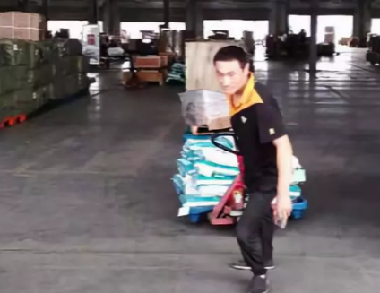 條件差的地面，該怎么使用手動液壓搬運車