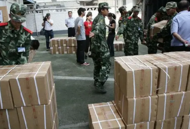 成捆高考試卷太重，印刷廠職工使用手動(dòng)液壓搬運(yùn)車更省力