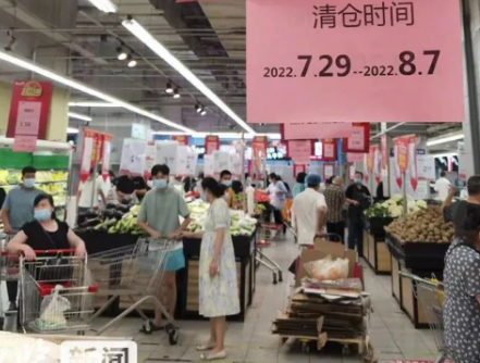 石家莊兩大知名連鎖超市撤店，店員用液壓搬運(yùn)車(chē)搬運(yùn)貨柜