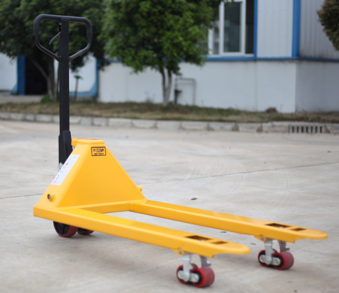 石家莊小區(qū)封控，手動(dòng)叉車(chē)搬運(yùn)生活用品緩解壓力